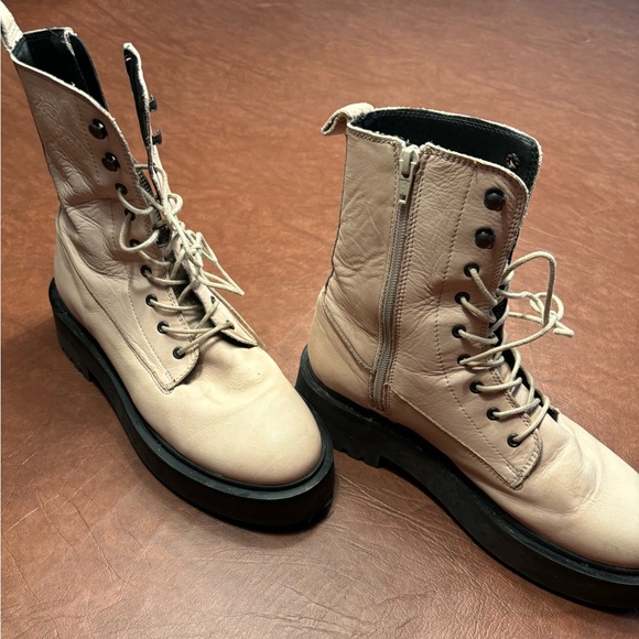 Beige leather high sole boots. - Picture 5 of 5
